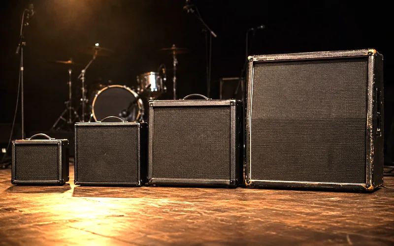 Comparison of different guitar amplifier cabinet sizes from 1x8 to 4x12