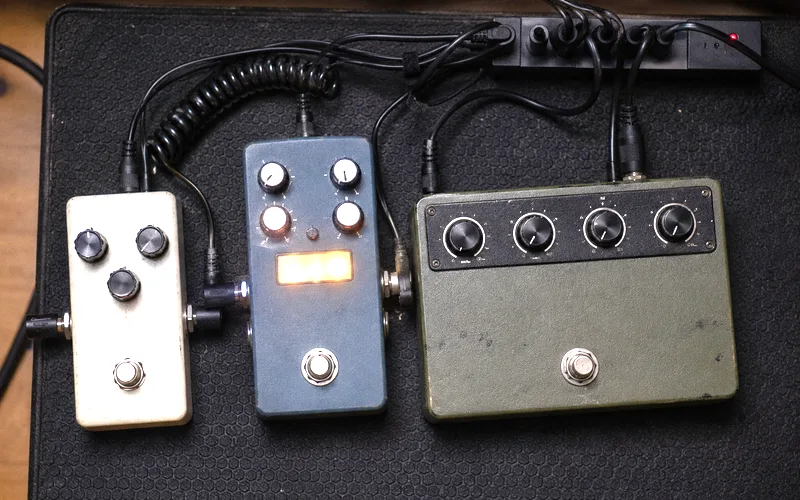 Different types of guitar delay pedals including analog, digital, and tape models