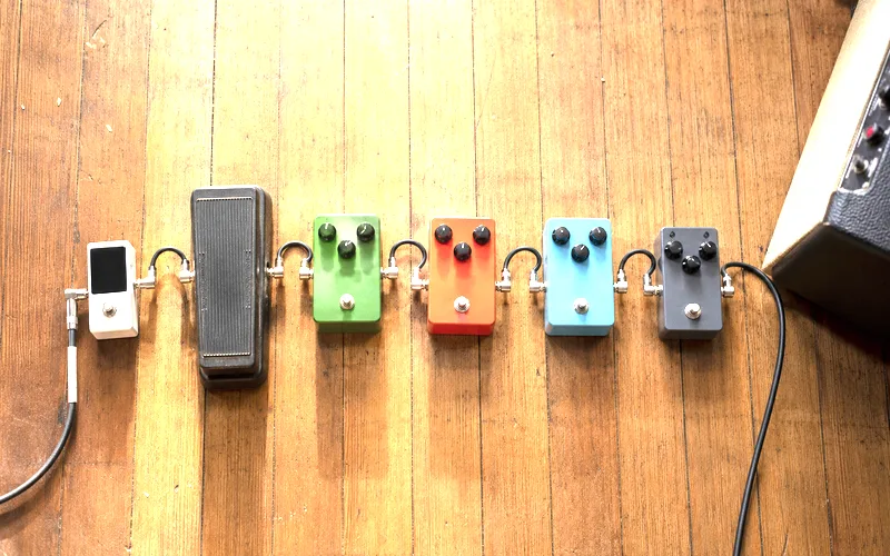 Diagram showing the correct signal chain order for guitar pedals from guitar to amp