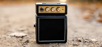 Battery powered guitar amp set up for portable practice outdoors