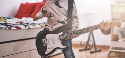 Short-scale electric guitar suited to players with small hands