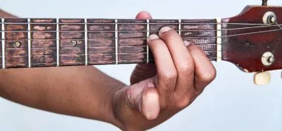 Guitar fretboard showing different ways to play an E major chord