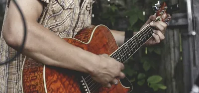 Guitar fretboard showing different ways to play a G major chord