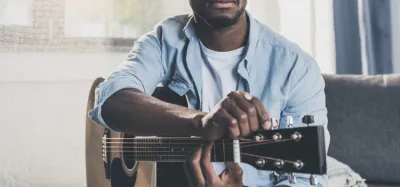 Tuning an acoustic guitar to standard EADGBE tuning using the tuning pegs