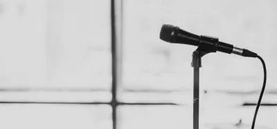 Guitar amp mic stand positioning a microphone in front of a speaker cabinet