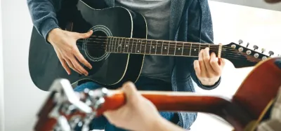 Guitarist weighing online guitar lessons against in-person instruction